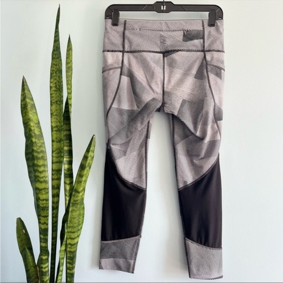 ATHLETA striped leggings. Gray and black size small. Pockets, hidden zipper - Picture 2 of 11